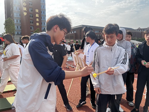 筷子传递乒乓球2.jpg